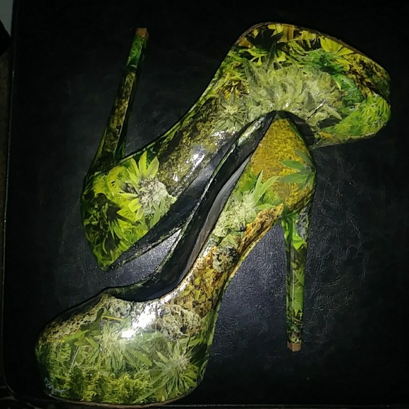 Size 7 420 Heels - Picture 5 of 8